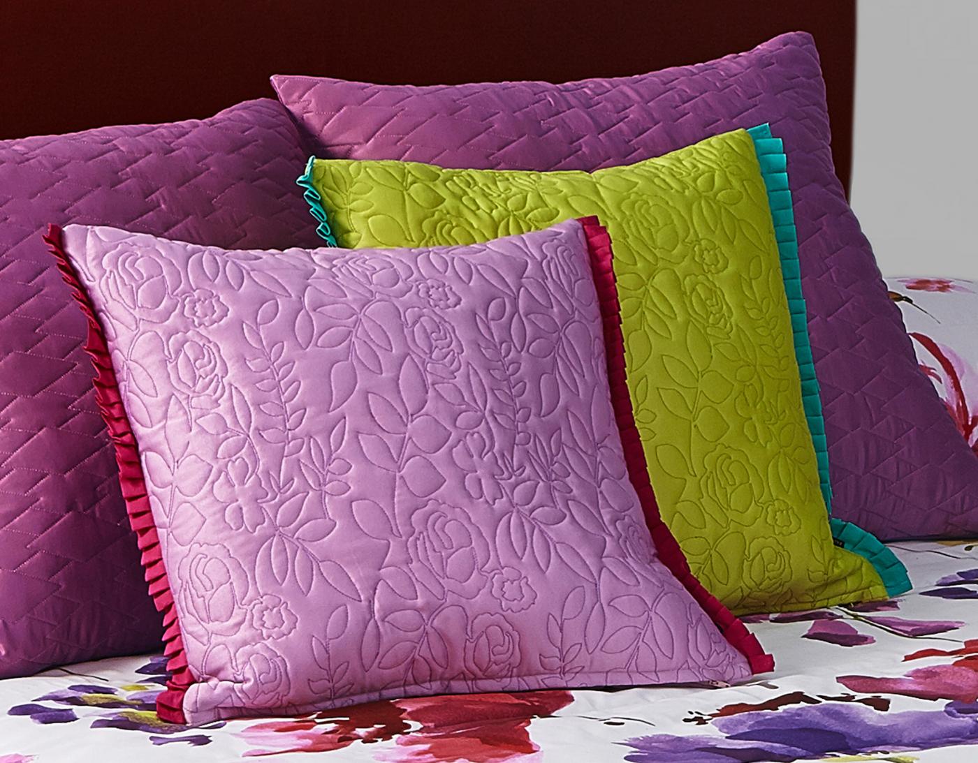 detalle cama con cojín Soraya de Pablo Paniker