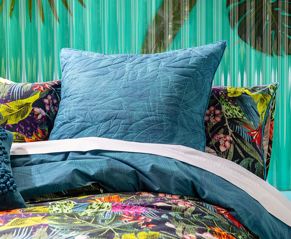 Ambiente con cojín Aleora de Kas Australia