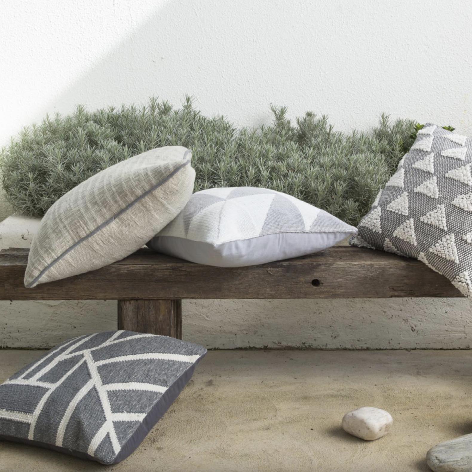 Ambiente con cojín Beckett de Kas Australia