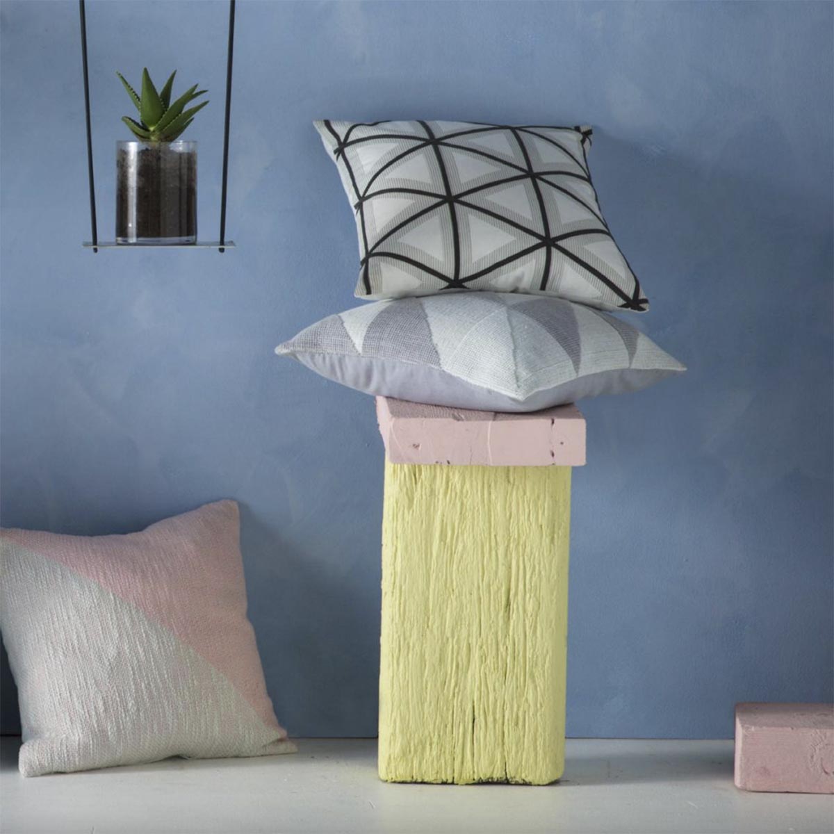 Ambiente con cojín Beckett de Kas Australia