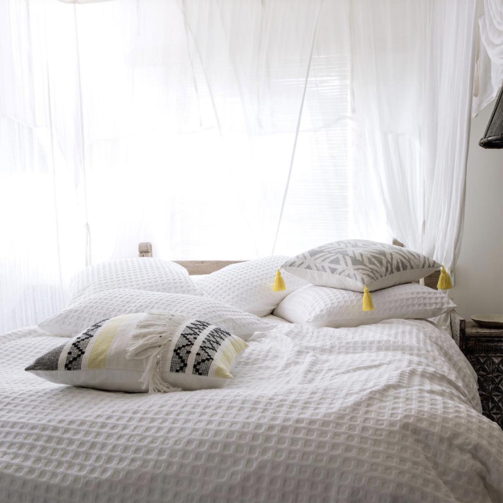 Ambiente con cojín New Axe Square de Kas Australia