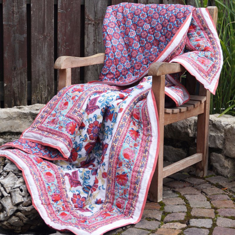 Plaid masaso dolce vita cubriendo una silla de madera