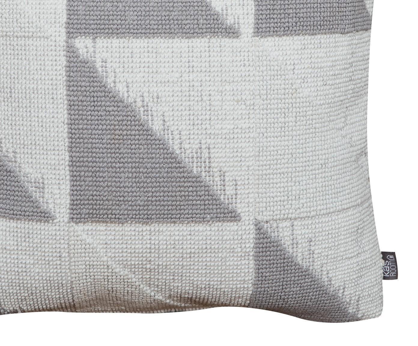 Detalle de cojín Beckett de Kas Australia