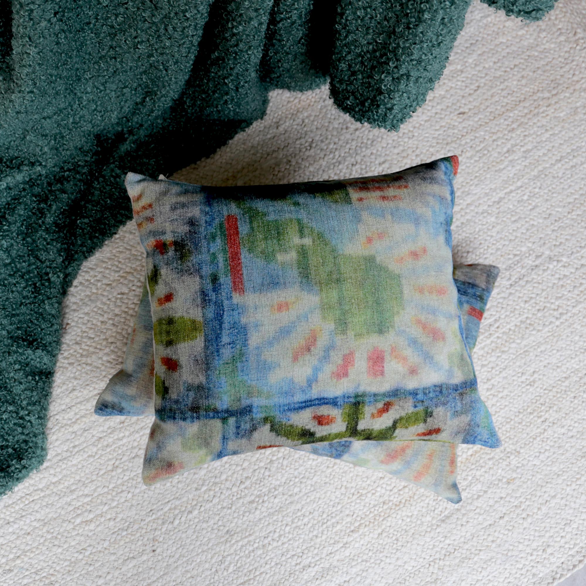 Escaparate Fernández Textil en León cojines divertidos alfombras yute jarrones cerámicos diseño primaveral