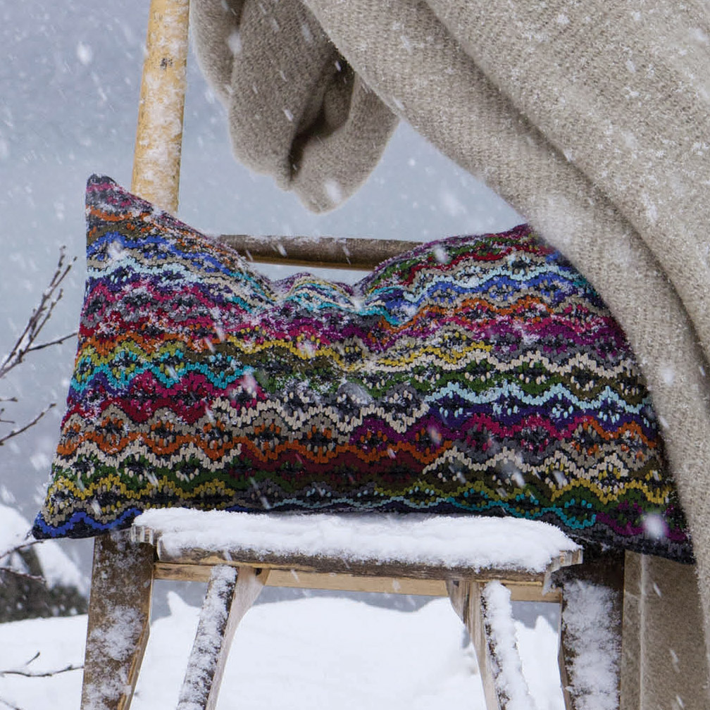 Composición cojin jane vivaraise sobre silla nevada