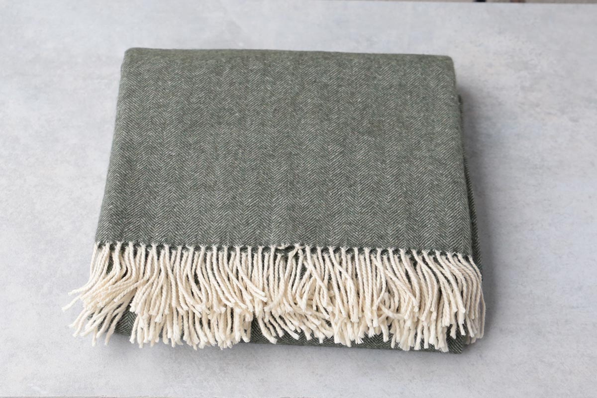 manta de lana grazalema en color gris con flecos