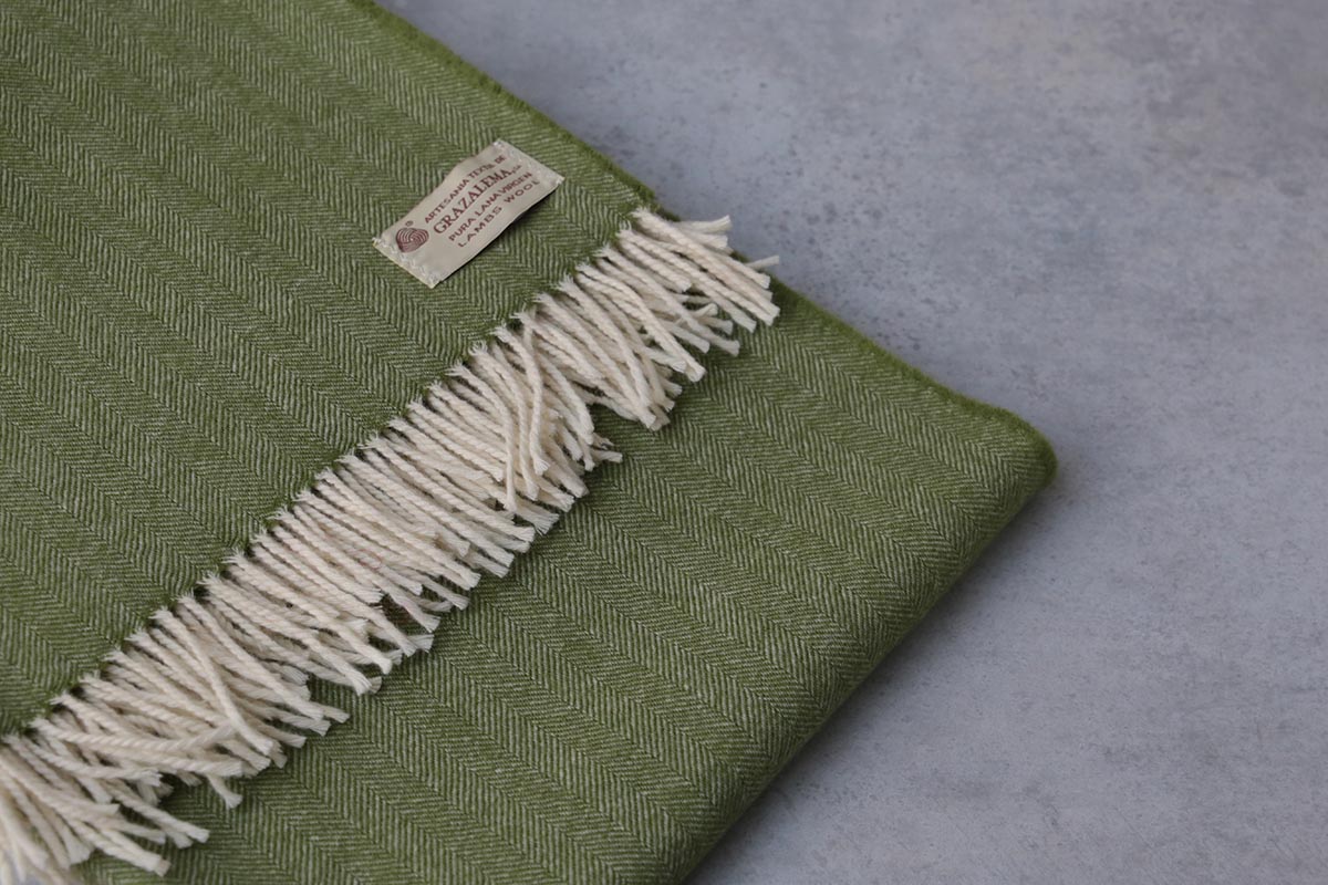 manta de lana grazalema color verde con flecos