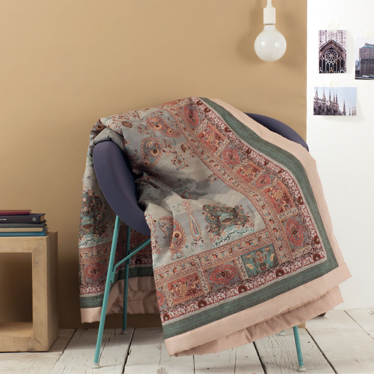 Plaid grandfoular correggio sobre una silla moderna.