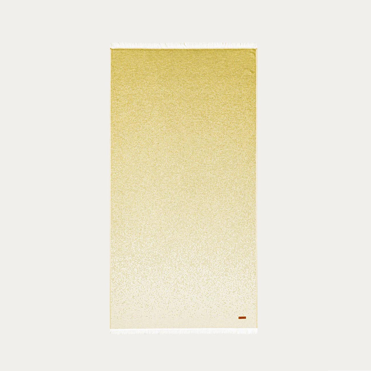 Toalla playa Briciní Monterosso. Diseño liso con degradé al tono de la toalla. 100% algodón remate flecos blancos. Color mostaza