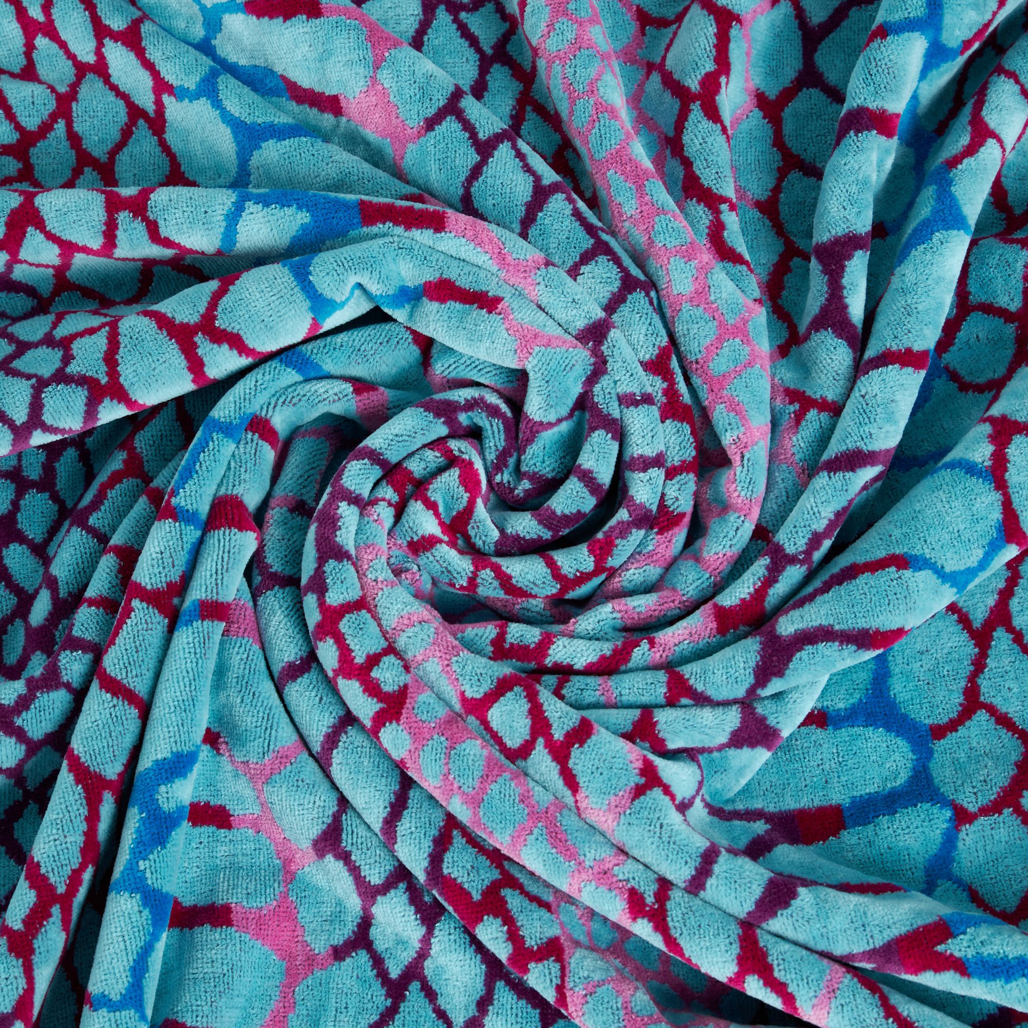 Detalle diseño piel serpiente multicolor de toalla Carrara Pyton. 100% algodón